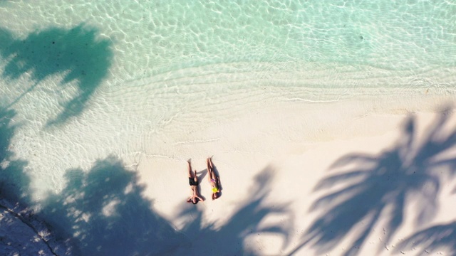 一对夫妇在马尔代夫享受热带海滩视频下载