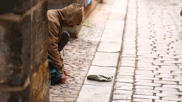 街上的一个乞丐视频下载