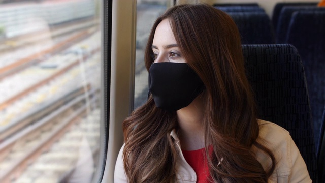 电话留言，女人戴口罩，火车旅行。视频素材