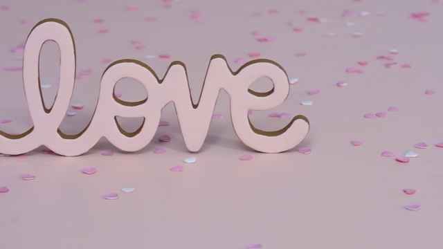 情人节的爱情标志在粉红色的背景上。视频下载