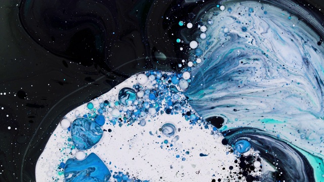 蓝、白、黑液体油墨在牛奶和肥皂中的反应度为4K视频下载