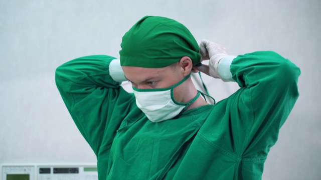 一位男外科医生在手术前戴着口罩视频下载
