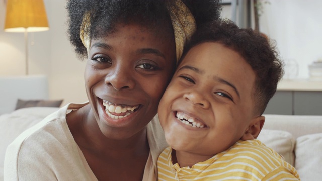 快乐的美国黑人妈妈和儿子拥抱和微笑的镜头视频素材