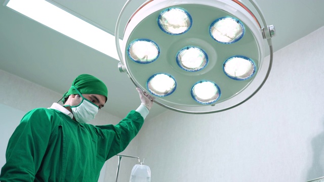男性外科医生在手术室调整手术灯视频素材