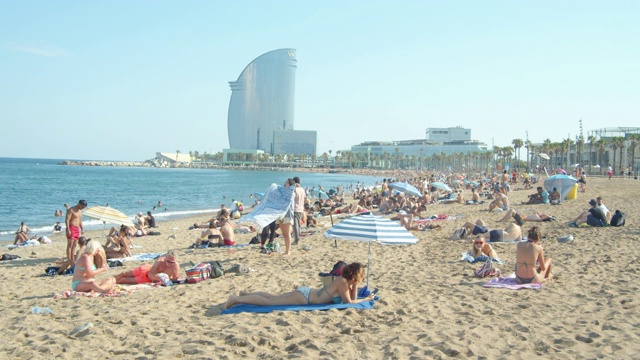 冠状病毒危机期间巴塞罗那海滩的标志性形象。巴塞罗那区，2020年夏天视频素材