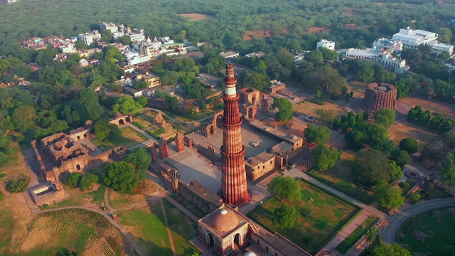 航拍Qutub Minar在德里，印度。视频下载