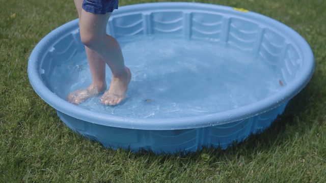 小男孩喜欢夏天的天气和后院的游泳池(音频)视频素材
