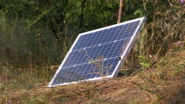 便携式太阳能电池板躺在地上用于旅游和露营视频素材