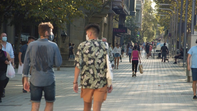 西班牙巴塞罗那，人们戴着面具。2020年夏季，新常态的城市生活视频素材