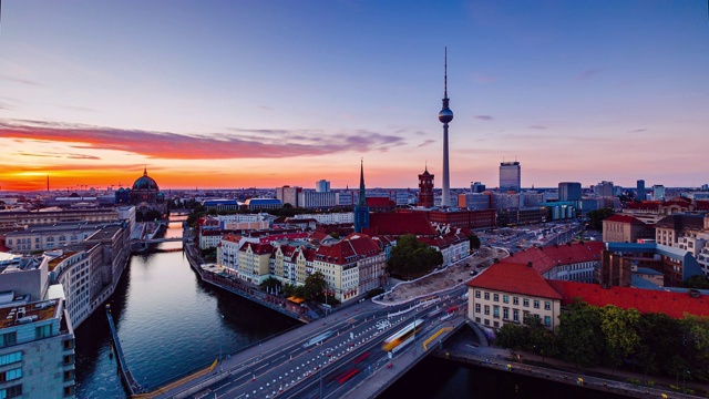 白天到夜晚鸟瞰图时间流逝柏林城市景观与电视塔和狂欢河，柏林，德国视频素材