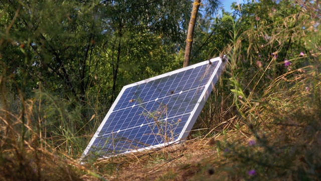 便携式太阳能电池板躺在地上用于旅游和露营视频素材