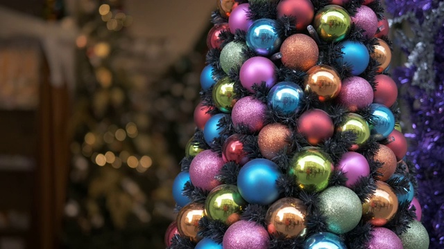 商店橱窗里装饰过的圣诞树。视频素材