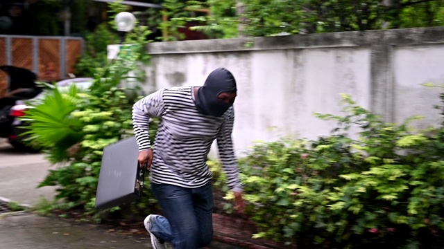 强盗拿着钱袋跑了。视频下载