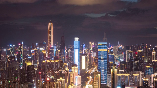 T/L HA MS ZI深圳CBD天际线在夜间移动的云/广东省深圳，中国视频素材