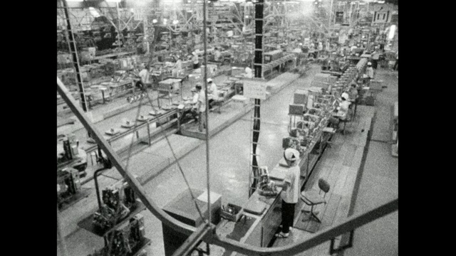 曾跟踪日本电子工厂的工作台;1966视频素材