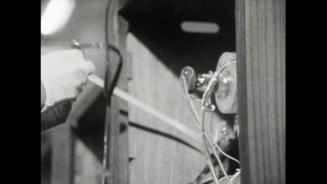 CU妇女在工厂组装和测试电视;1966视频素材