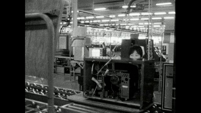 在日本工厂组装电视机的妇女;1966视频素材