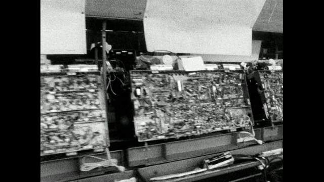 日本组装电视机的女工;1966视频素材