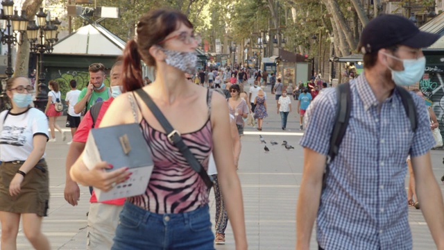 2020年夏季2019冠状病毒病期间的巴塞罗那兰布拉斯。戴口罩是强制性的视频素材