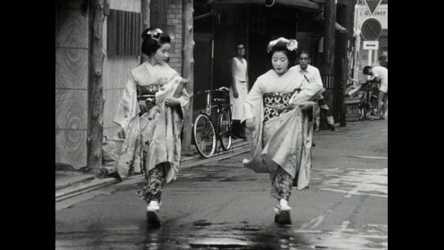 两个艺伎妇女走在潮湿的城市街道在日本;1966视频下载