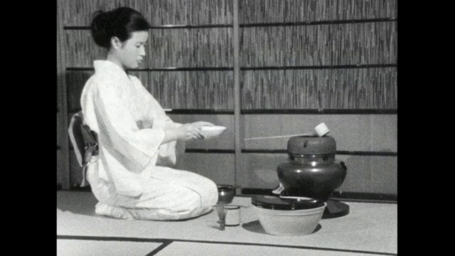 日本妇女在室内进行茶道;1966视频下载
