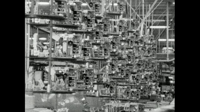 生产线上的残缺电视机;1966视频素材