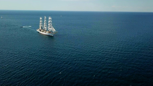 鸟瞰图-高船在海上视频下载