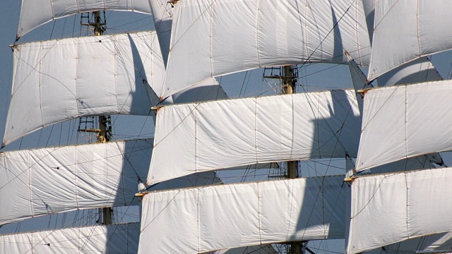背景-旧帆船的帆充满风视频下载