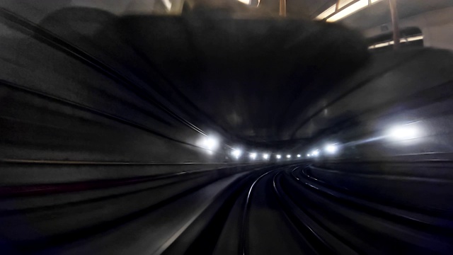 自动地铁列车快速移动到隧道，视角拍摄视频下载
