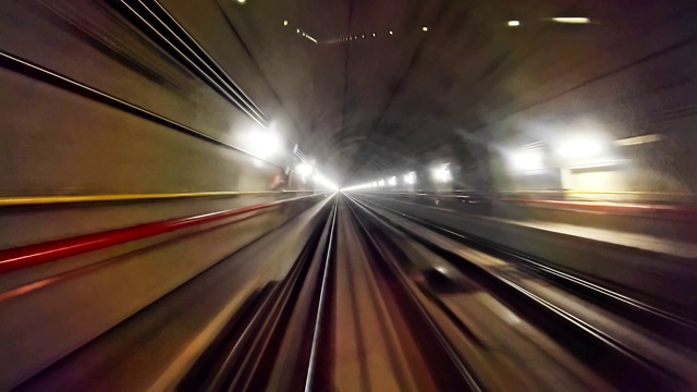 地铁地铁列车在隧道中穿行，光线照亮，视角运动延时视频下载