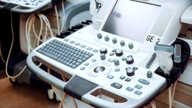 用超声波设备为病人做检查的明亮的医疗室视频下载