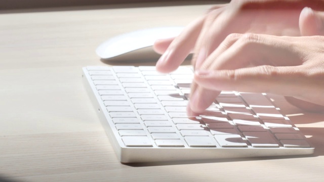 一个男人在无线键盘上打字。关闭了。视频下载