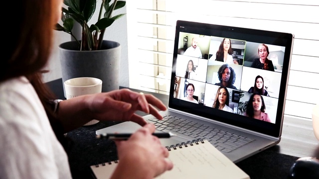 女性创意专业人士在虚拟会议中与团队同事讨论想法视频素材