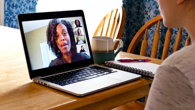 成熟的女人会在视频会议中与朋友或同事交谈视频素材