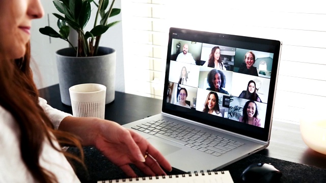 年轻的女商人在虚拟团队会议上做笔记视频素材