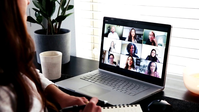 女企业家在新冠肺炎大流行期间通过视频会议与同事见面视频素材