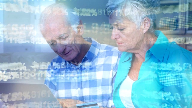 白色和蓝色的动画数据处理的老年白人夫妇持有信用卡视频下载