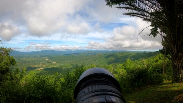 延时相机POV移动云雾对大森林和山，热带风景景观的自然树木和山对天空视频下载