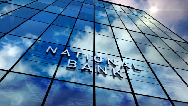 国家银行玻璃摩天大楼与镜面的天空视频素材
