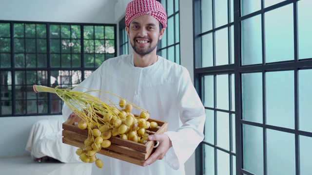 阿拉伯中东商人显示枣水果网上交易视频下载