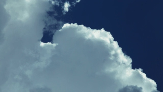 巨大的积雨云高耸在蓝天上视频素材
