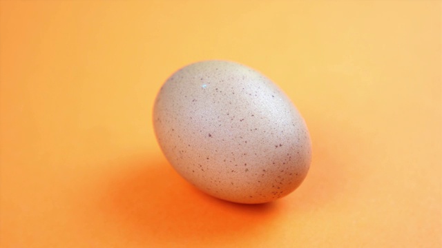 单独的新鲜鸡蛋表面呈橙色视频下载