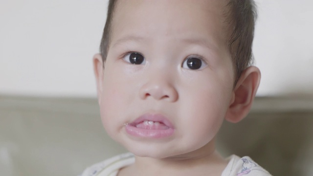 婴儿;新出生的男婴面对欧亚种族的特写。视频素材