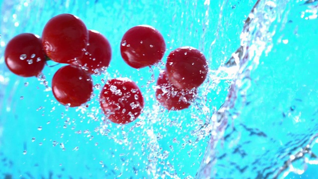 用慢镜头拍摄4k画面，西红柿溅到水里视频下载