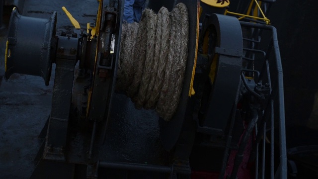绞车上装有绳子，当绳子在码头抛锚时，用来吊住渡轮。视频素材
