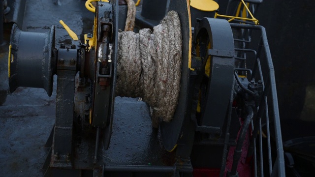 绞车上装有绳子，当绳子在码头抛锚时，用来吊住渡轮。视频素材