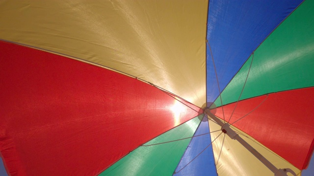 夏日度假标志:多色沙滩伞遮阳伞视频下载