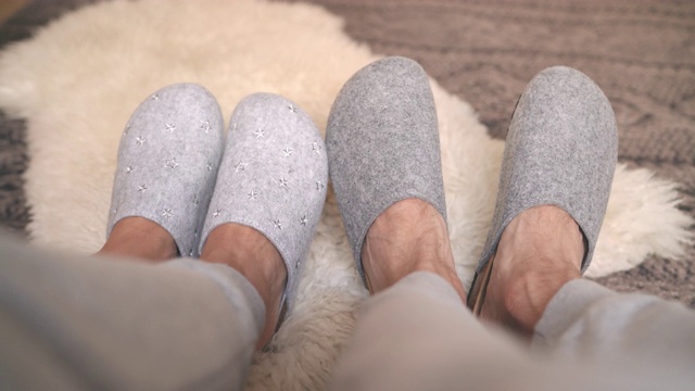 两双脚穿着拖鞋的4K温馨温馨的画面视频下载