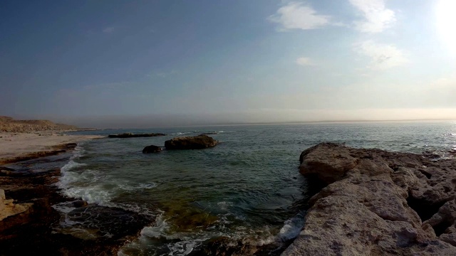 里海的岩石海岸。视频素材