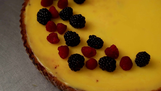 在柠檬蛋糕上加入黑莓和覆盆子视频素材